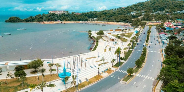 Presidente Abinader y David Collado inauguran transformación del Malecón y otras obras en Samaná