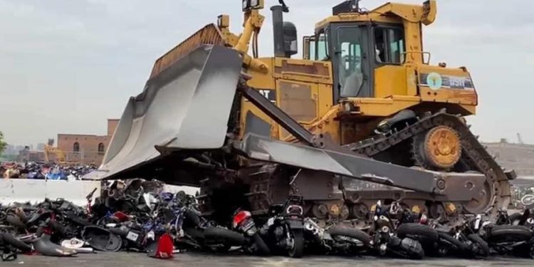 Autoridades NYC destruyen más de 200 ciclomotores ilegales; NYPD dice pandillas aumentan en Harlem