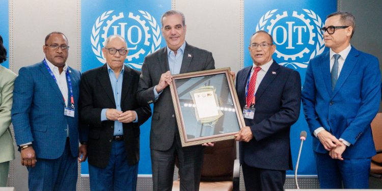 Abinader recibe reconocimiento internacional por su compromiso con la clase trabajadora