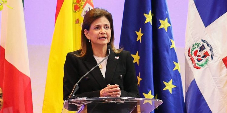 Raquel Peña resalta el protagonismo femenino en el PRM y ratifica su respeto por la ley