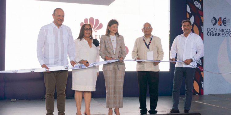 Santiago se llena de aroma y tradición con apertura de la Dominican Cigar Expo
