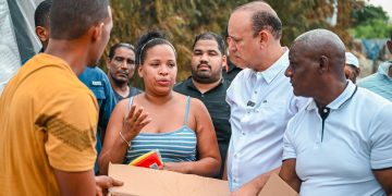 Ulises Rodríguez lleva auxilio a familias afectadas por incendios en Rafey y Cerro de Papatín
