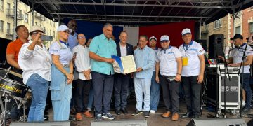 Ulises Rodríguez recibe reconocimiento del Capitolio de Nueva York en festival dedicado a Santiago
