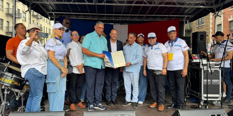 Ulises Rodríguez recibe reconocimiento del Capitolio de Nueva York en festival dedicado a Santiago