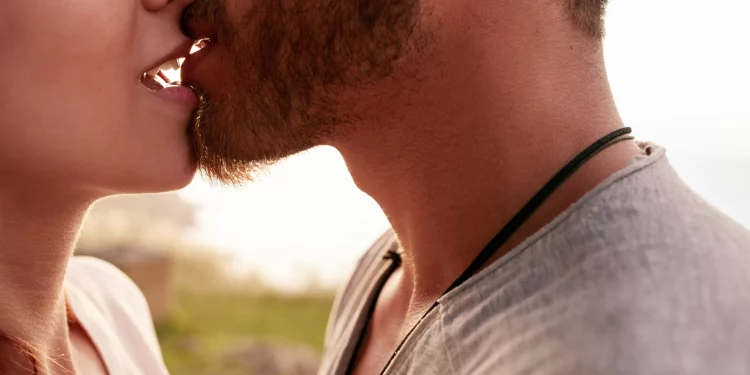Besar es salud: los efectos físicos, emocionales y psicológicos del beso según especialistas
