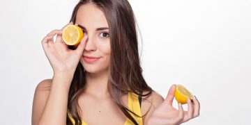 Echar limón en el pelo para aclararlo: expertos alertan sobre los peligros de esta tendencia viral