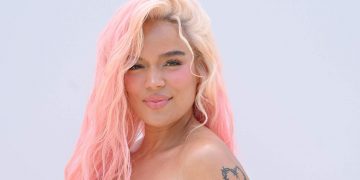 Karol G revela que “Papasito” es su canción favorita de Tropicoqueta, su nuevo y colorido homenaje a las raíces latinas