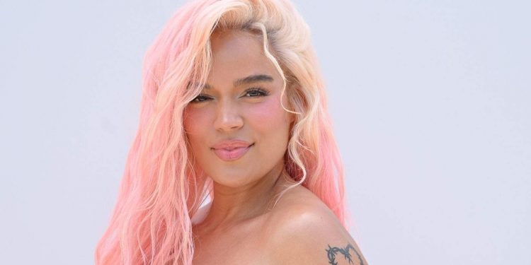 Karol G revela que “Papasito” es su canción favorita de Tropicoqueta, su nuevo y colorido homenaje a las raíces latinas