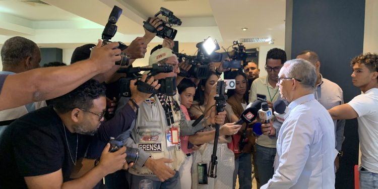 Arzobispo Héctor Rodríguez cuestiona reportaje de Vatican News sobre deportaciones de haitianos