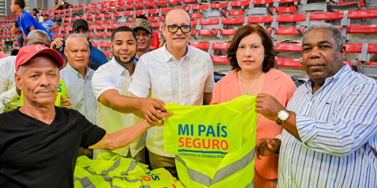 Gobierno impulsa inclusión social de motoconchistas con jornada integral en Santiago