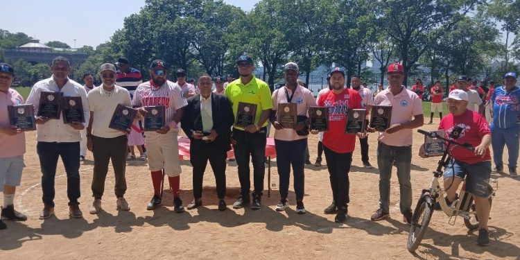 Inicia XXX torneo de Softball en NY dedicado a Robert Faña