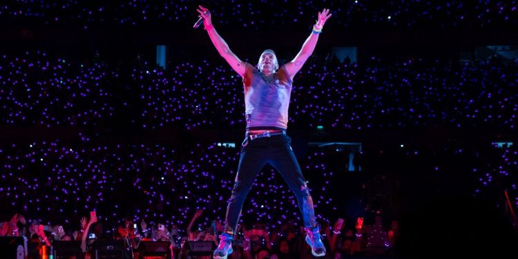 Coldplay bromea con los fans tras escándalo amoroso captado por la “cámara del beso” en uno de sus conciertos