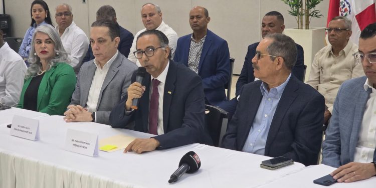 ACIS y más de 40 gremios empresariales rechazan modificación al Código de Trabajo aprobada en el Senado