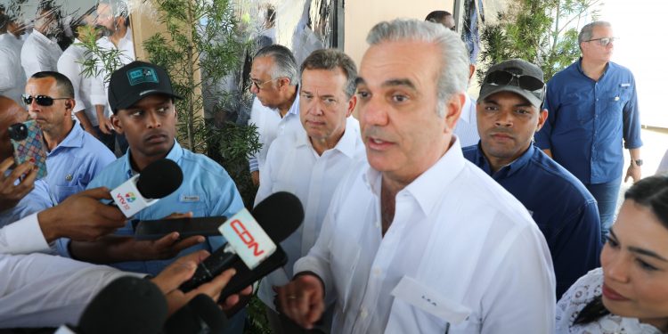 “El que quiera hacer campaña, que renuncie”: Abinader advierte a funcionarios