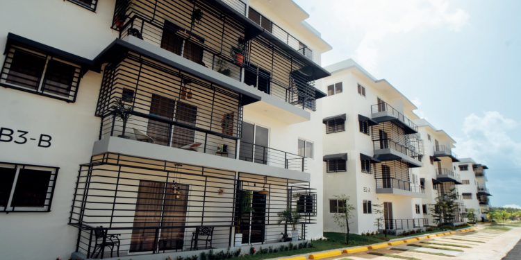 Abinader entrega 72 nuevos apartamentos en Boca Chica y supervisa obras viales clave