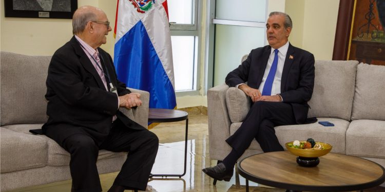 Abinader se reunirá con Hipólito Mejía para continuar consultas sobre crisis en Haití