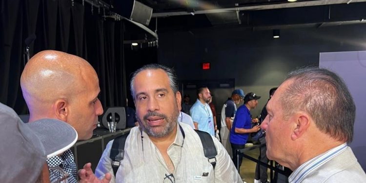 Scott Boras se suma al impulso del béisbol escolar dominicano junto al INEFI