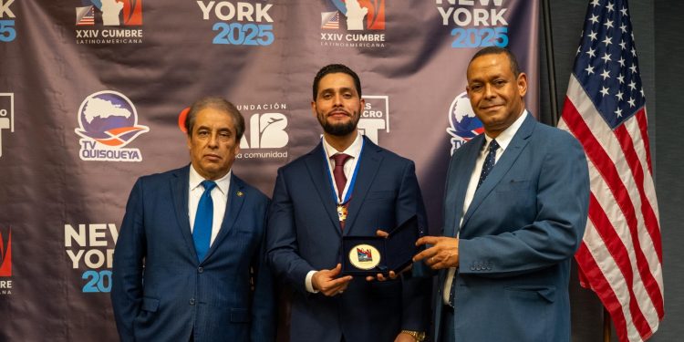 Alexander Rodríguez pone en alto a La Otra Banda con premio internacional en Nueva York