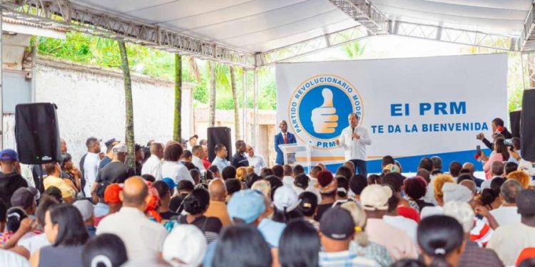 Dirigentes de la Fuerza del Pueblo se suman al PRM durante masiva juramentación en La Victoria