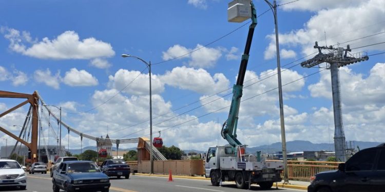 EDENORTE refuerza iluminación en universidad y avenida Antonio Guzmán para mayor seguridad