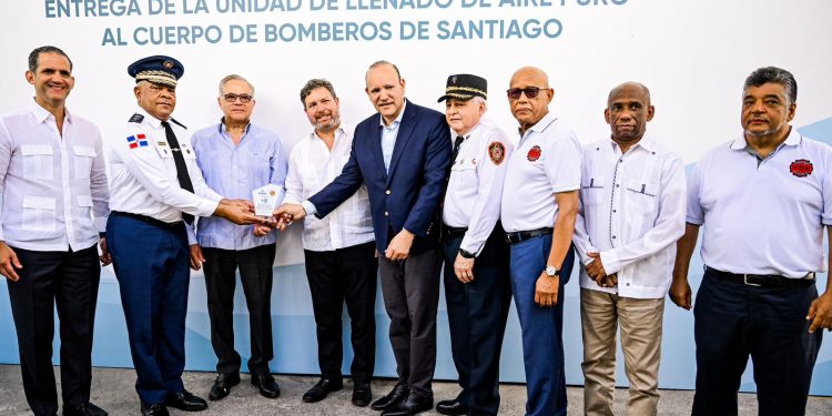 EGE Haina fortalece a los bomberos de Santiago con moderno compresor de aire