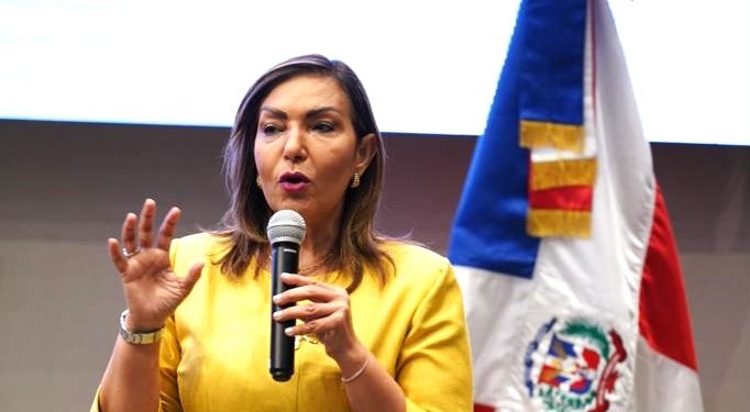 Cónsul dominicana en Miami alerta sobre estafa con visados usando su identidad