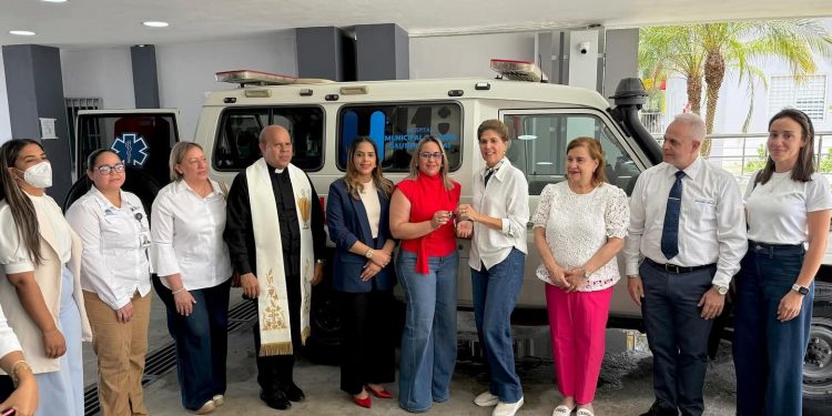 Hospital de Jarabacoa refuerza atención de emergencias con nueva ambulancia