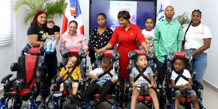INAIPI impulsa inclusión con entrega de sillas especializadas para niños con discapacidad