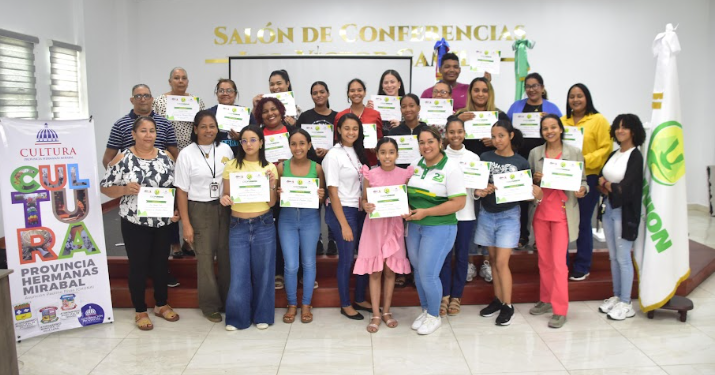 Impulsan el emprendimiento creativo con exitoso taller de bisutería en Salcedo