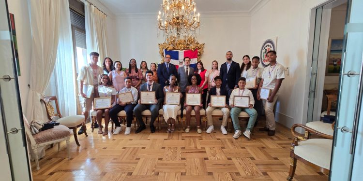 Jóvenes dominicanos en España son premiados por su excelencia académica