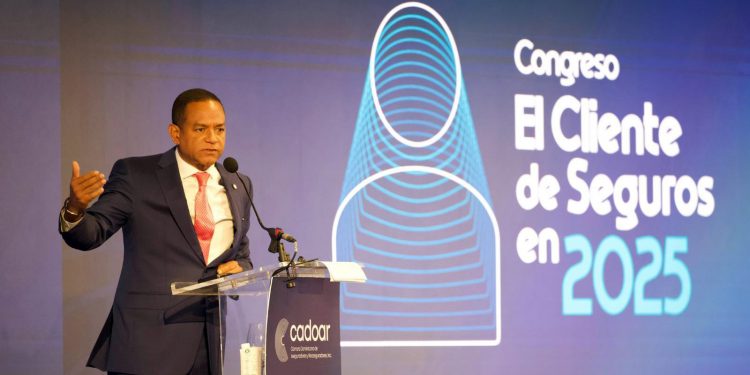 Julio César Valentín urge a aseguradoras a priorizar al cliente y acelerar procesos de respuesta