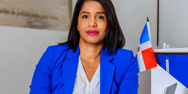 Punta Cana Hits 90.3 FM estrena segmento educativo sobre migración y extranjería con la abogada Máchelin Díaz