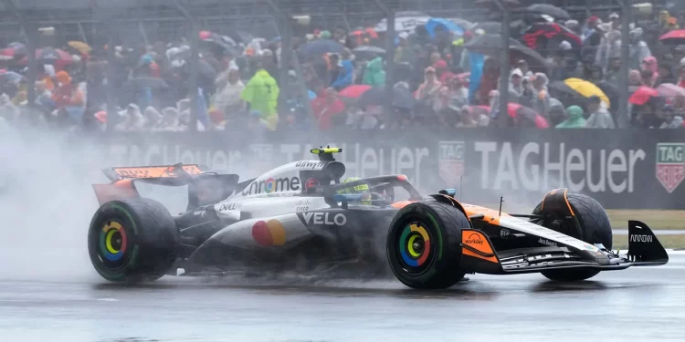 Lando Norris triunfa en Silverstone en una carrera caótica marcada por la lluvia y la polémica