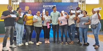 Raymond Rodríguez apuesta por la educación con masiva entrega de útiles escolares