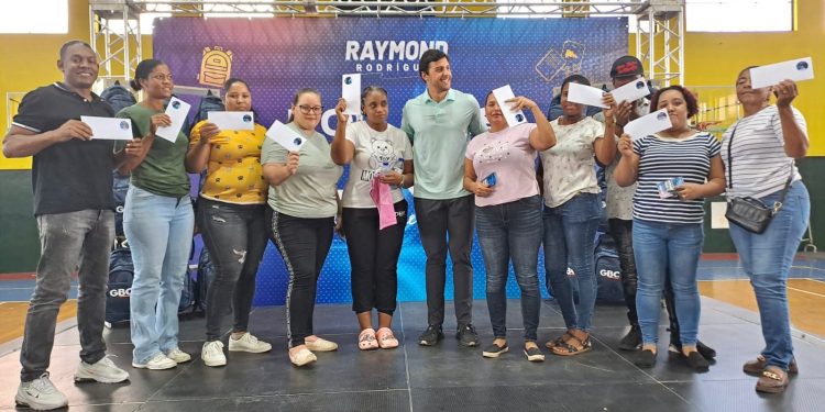 Raymond Rodríguez apuesta por la educación con masiva entrega de útiles escolares