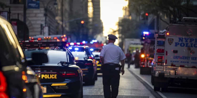 Tiroteo sacude edificio corporativo en Manhattan: tres muertos, incluyendo un oficial de policía