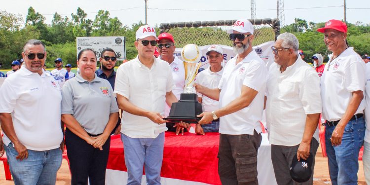 Ulises Rodríguez inaugura torneo de softbol empresarial con mensaje de respaldo al deporte