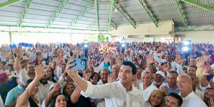 Wellington Arnaud moviliza al PRM en Santiago y proclama a Abinader como futuro presidente del partido
