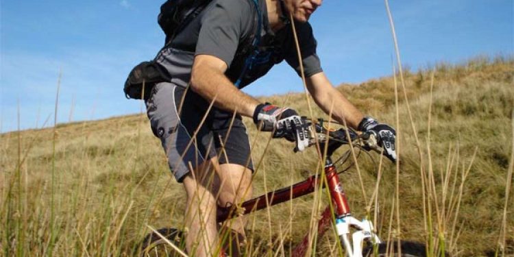 Guía esencial para practicar ciclismo este verano de forma segura y sin lesiones