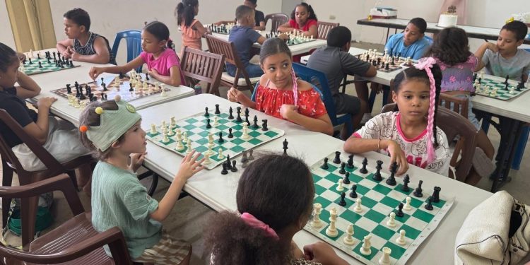 Pequeños genios en acción: Puerto Plata celebra una jornada inolvidable de ajedrez infantil