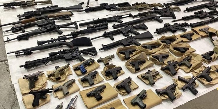 Comprar un arma de fuego en USA ahora resultaría más fácil; dominicanos portan con permiso