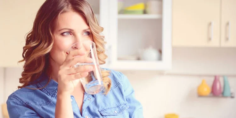 ¿Qué tomar en verano? Estas son las bebidas (y alimentos) más efectivas para hidratarte, según una experta