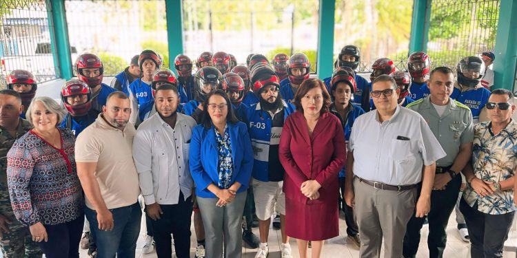 Impulsan seguridad vial con entrega de cascos a motoconchistas en Puñal
