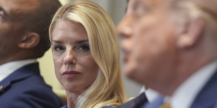Silencio y confusión: Fiscalía de EE.UU. niega existencia de lista de clientes de Epstein