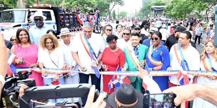 Miles participan en el 36.º aniversario de la Gran Parada Dominicana del Bronx