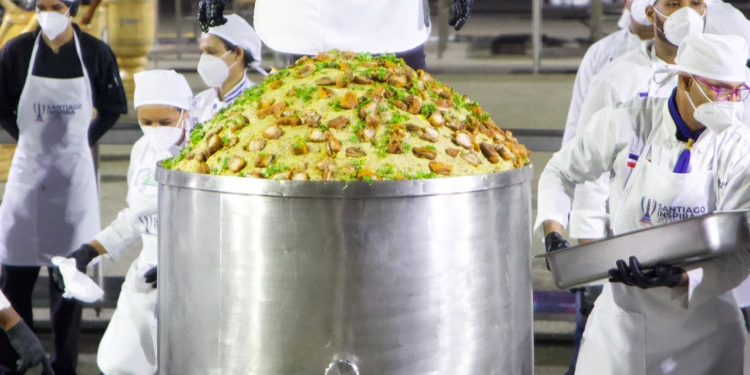 Santiago conquista el mundo con un mofongo de 560 kilos y entra en los Récords Guinness