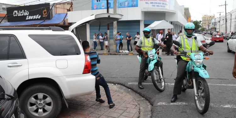 Desde agosto, multarán y cobrarán grúa por mal parqueo en el Distrito Nacional