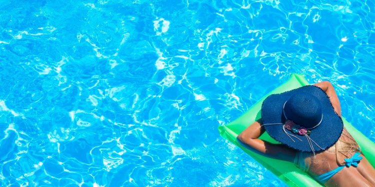 ¿Qué riesgos corres si no te duchas antes y después de entrar a la piscina?