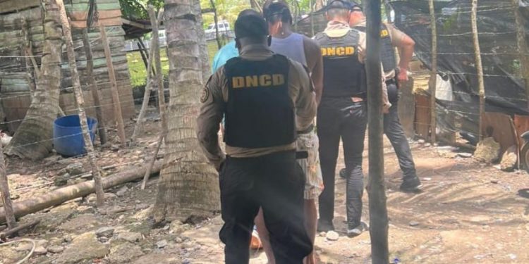 Detienen a dos hombres tras tiroteo con agentes de la DNCD en Santiago