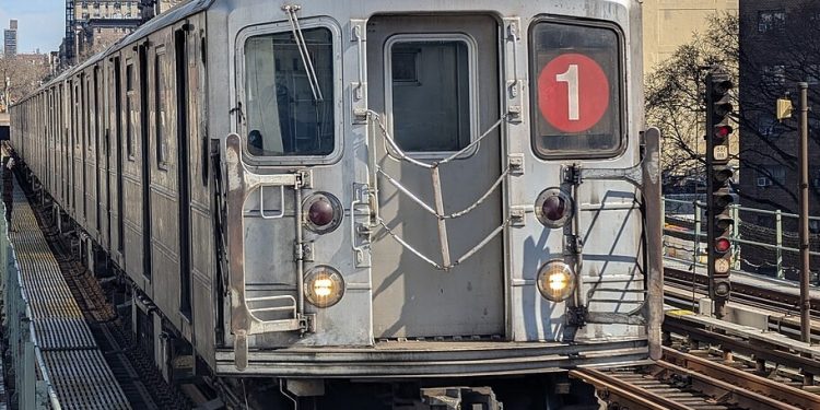 Apuñalan pasajero tren 1 en Alto Manhattan; víctima presuntamente es dominicano